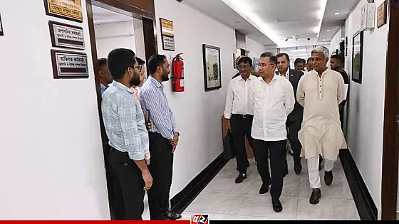  সচিবালয়ে আকস্মিক পরিদর্শনে প্রধানমন্ত্রী