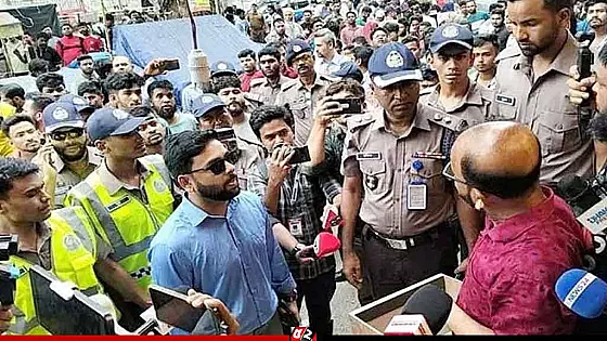 ফার্মগেটে ফুটপাত দখলমুক্ত করতে উচ্ছেদ অভিযান শুরু   