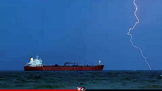 হরমুজ এড়িয়ে সৌদি থেকে আসছে ১ লাখ টন তেল   