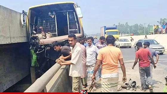 রোড ডিভাইডারের সঙ্গে বাসের ধাক্কা, নিহত ৩