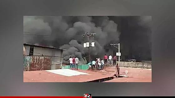 কেরাণীগঞ্জে গ্যাসলাইট কারখানায় ভয়াবহ আগুন   