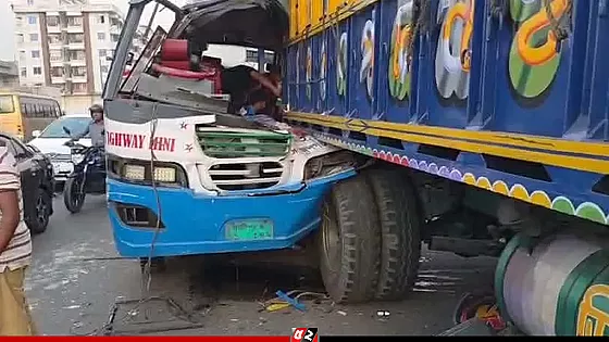দাঁড়িয়ে থাকা ট্রাকে বাসের ধাক্কা, নিহত ২