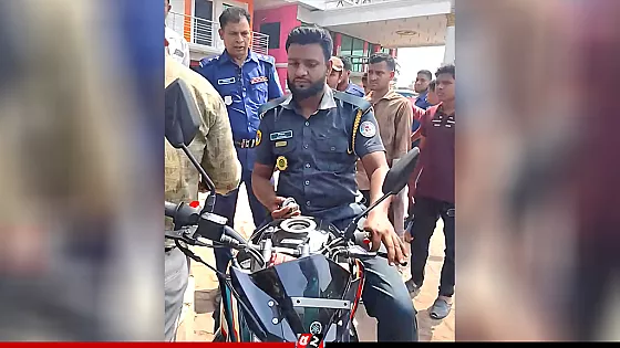 নম্বরবিহীন মোটরসাইকেলে জ্বালানি নিতে গিয়ে কারারক্ষী আটক