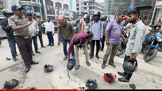 প্লাস্টিকের হেলমেট দেখলেই ভাঙছে পুলিশ