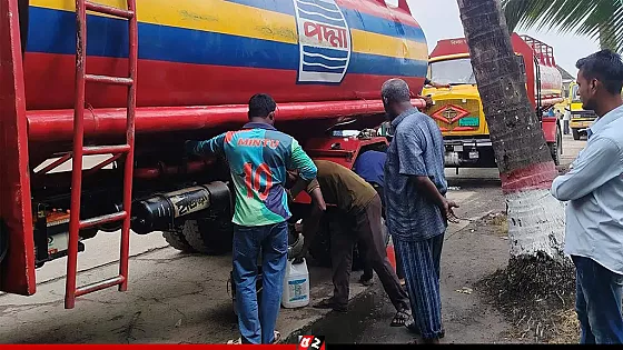 লরি থেকে তেল চুরির সময়  আটক ৫