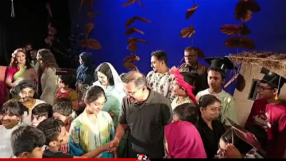 বেইলি রোডের নাটক পাড়ায় সপরিবারে প্রধানমন্ত্রী