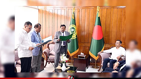 প্রধানমন্ত্রীর উপস্থিতিতে নবনির্বাচিত দুই এমপির শপথ গ্রহণ