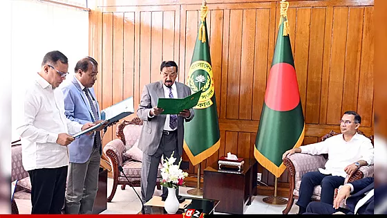 প্রধানমন্ত্রীর উপস্থিতিতে নবনির্বাচিত দুই এমপির শপথ গ্রহণ