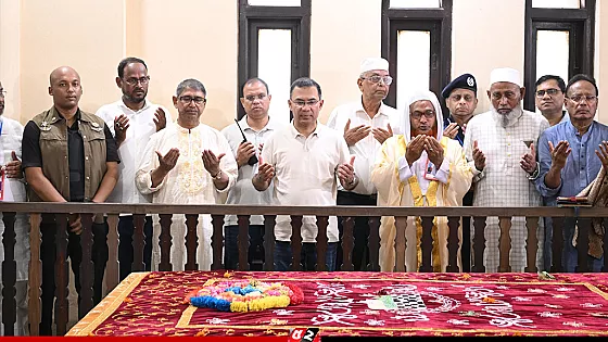 মওলানা আবদুল হামিদ খান ভাসানীর কবর জিয়ারত করলেন প্রধানমন্ত্রী 