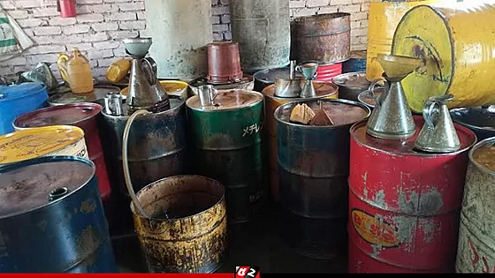 ৩১০০ লিটার জ্বালানি তেল মজুদের দায়ে দুই প্রতিষ্ঠানকে জরিমানা