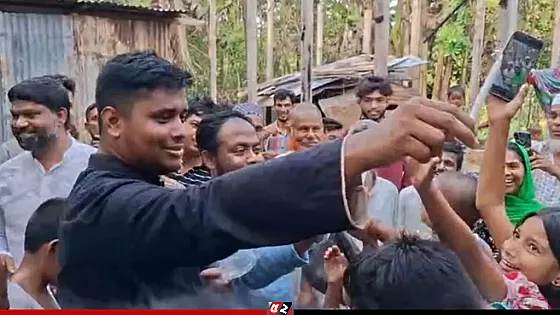 মোমবাতি বিতরণ করে হাসনাত আবদুল্লাহর প্রতিবাদ