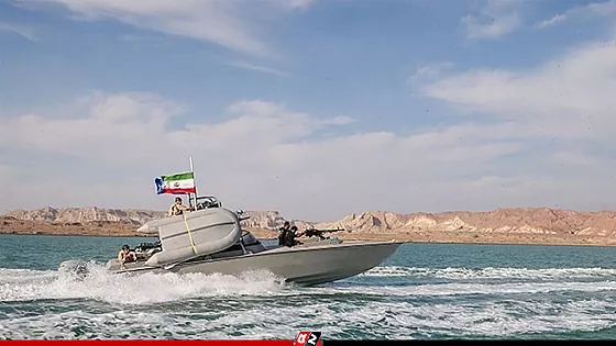 হরমুজ প্রণালিতে তেলের ট্যাংকার লক্ষ্য করে ইরানের গুলি