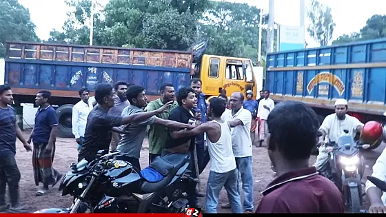 পুলিশের সামনেই তেল নিয়ে পাম্প কর্মীদের সাথে বাইকারদের হাতাহাতি