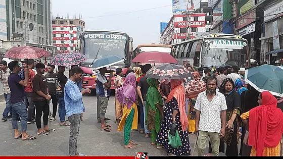 বকেয়া বেতনের দাবিতে ঢাকা-ময়মনসিংহ মহাসড়ক অবরোধ