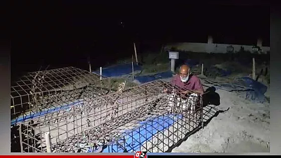 লাশ চুরির আতঙ্কে ছেলের কবর পাহারা দিচ্ছেন অসহায় বাবা