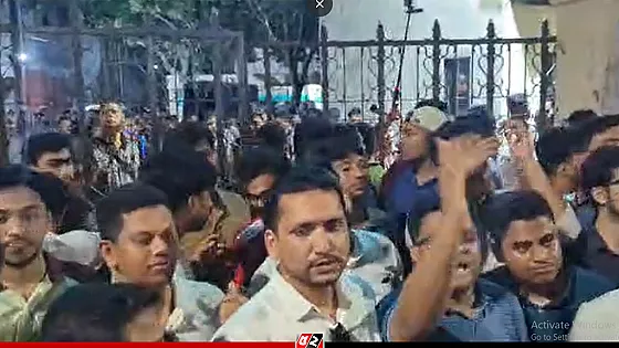 শাহবাগ থানায় ছাত্রশিবির-ছাত্রদল উত্তেজনা