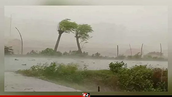 ৬ জেলায় ঝড়বৃষ্টির শঙ্কা, নদীবন্দরে ২ নম্বর সংকেত