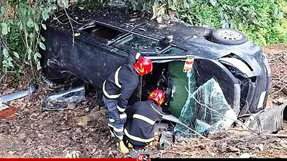 নিয়ন্ত্রণ হারিয়ে মাইক্রোবাস খাদে, নিহত ৩