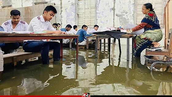 বেঞ্চে পা তুলে পরীক্ষা দিলো এসএসসি পরীক্ষার্থীরা