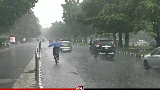 সাতসকালে রাজধানীতে ঝুম বৃষ্টি