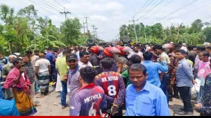 ট্রাকের চাপায় অটোরিকশা দুমড়ে-মুচড়ে ৩ নারীর মৃত্যু