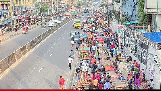 ফুটপাত দখল করে অবৈধ বাজার,  প্রশাসনের নাকের ডগায় চাঁদাবাজি