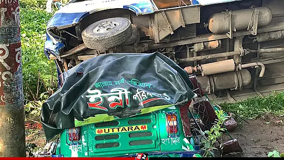 সিএনজিকে বাসের ধাক্কা, বাবা-মেয়েসহ নিহত ৫