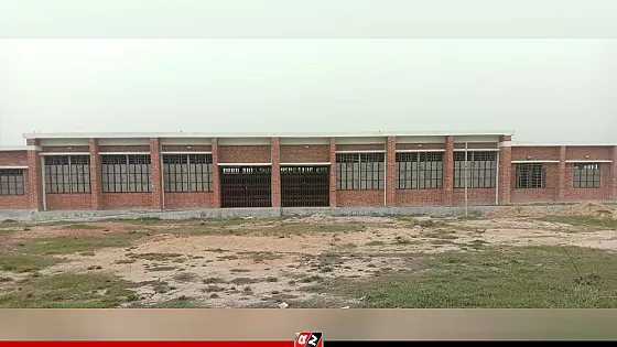  নেত্রকোনার হাওরে আশ্রয় কেন্দ্রের নির্মাণ কাজ বন্ধ, ক্ষোভ স্থানীয়দের