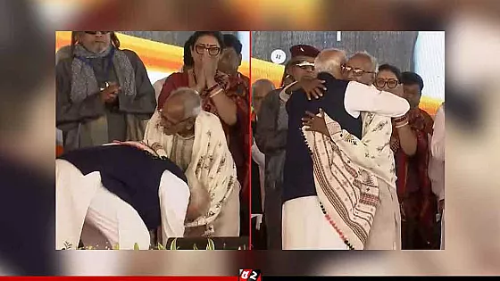 ৯৭ বছরের প্রবীণ নেতার পা ছুঁয়ে প্রণাম করলেন মোদি