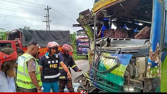  দুই বাসের মুখোমুখি সংঘর্ষে আহত ২৫  