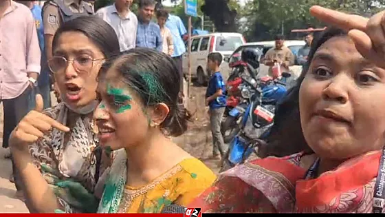 গ্রাফিতি আঁকতে বাধা দেওয়ায় শিক্ষার্থীদের সঙ্গে পুলিশের ধস্তাধস্তি