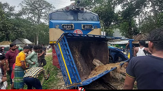 গরুবোঝাই পিকআপে ট্রেনের ধাক্কা