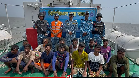 তিন দিন ধরে সাগরে ভাসতে থাকা ১৪ জেলেকে উদ্ধার করলো কোস্টগার্ড