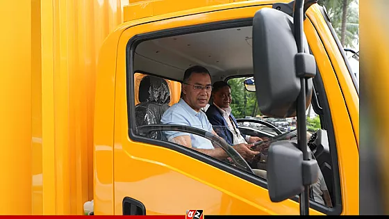 নিজ কার্যালয়ে ইলেকট্রিক ভেহিকেলের (ইভি) প্রদর্শনী দেখলেন প্রধানমন্ত্রী