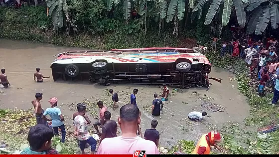 বাস ও ট্রাকের সংঘর্ষে নিহত ৫, বহু হতাহতের শঙ্কা