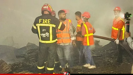 ফায়ার সার্ভিসের ১৫ ইউনিটের চেষ্টায় কালশী বস্তির আগুন নিয়ন্ত্রণে
