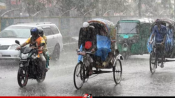 বৃষ্টিতে দুর্ভোগ বেড়েছে ঈদ যাত্রীদের 