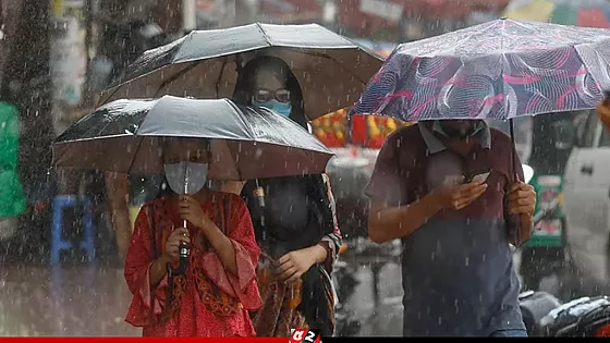 বৃষ্টিতে দুর্ভোগ বেড়েছে ঈদ যাত্রীদের 