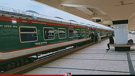 বৃষ্টি উপেক্ষা করে কমলাপুরে গ্রামমুখী  মানুষের ভিড়