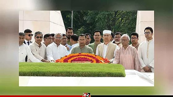 ঈদের নামাজ শেষে বাবা-মার কবর জিয়ারত করলেন প্রধানমন্ত্রী