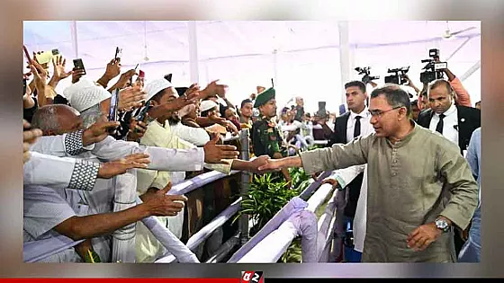 ঈদের প্রধান জামাত শেষে মুসল্লিদের সঙ্গে প্রধানমন্ত্রীর শুভেচ্ছা বিনিময়