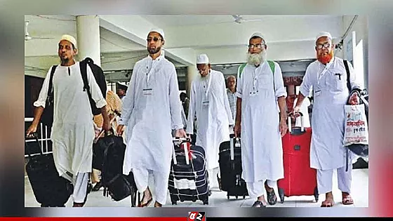 প্রথম ফিরতি হজ ফ্লাইটে দেশে ফিরলেন ৪১৯ হাজি