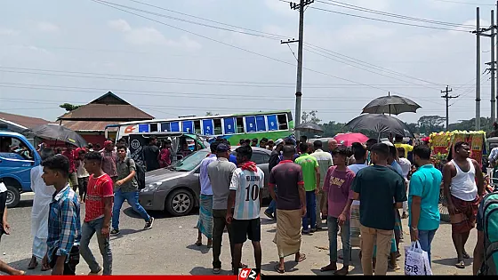 অটোরিকশাকে বাসচাপা,  মা-মেয়েসহ ৩ জন নিহত
