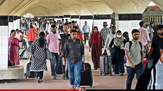 ঈদের ছুটি শেষে রাজধানীতে ফিরছেন মানুষ