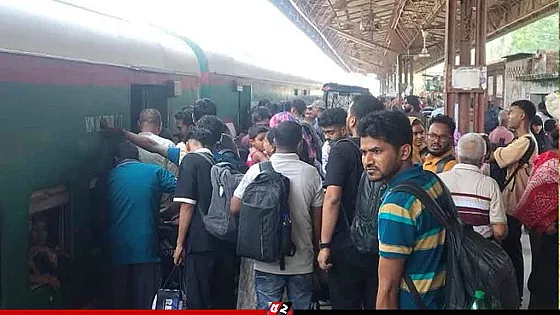 ভোগান্তি নিয়ে ঢাকায় ফিরছে ট্রেন যাত্রীরা   