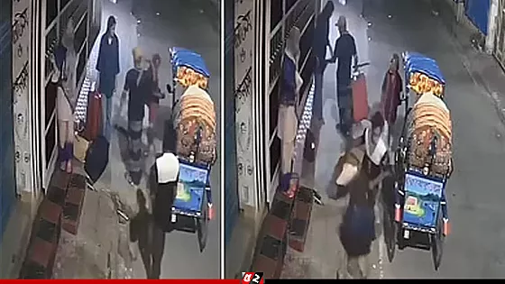 রাজধানীতে বাসার সামনে ছিনতাইয়ের শিকার দুই নারী, ভিডিও ভাইরাল