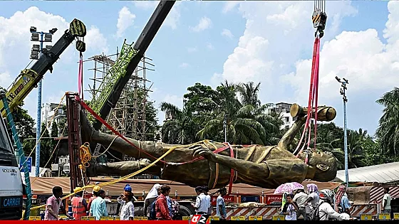 কলকাতায়  অপসারন হলো মেসির ৭০ ফুটের ভাস্কর্য