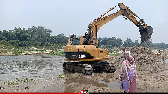 নদী থেকে ভেকু দিয়ে বালু উত্তোলন, ৭০ হাজার টাকা জরিমানা