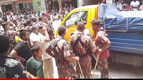 মব করে বিজিবির জব্দ করা পিকআপ ছিনিয়ে নিলো চোরাকারবারিরা