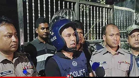 জেনেভা ক্যাম্পে মাদকবিরোধী অভিযান: গাঁজা, হেরোইন ও দেশীয় অস্ত্রসহ ১৩ জন আটক